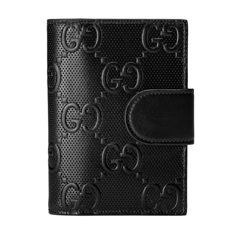 Passport case with Gucci logo in black leather .